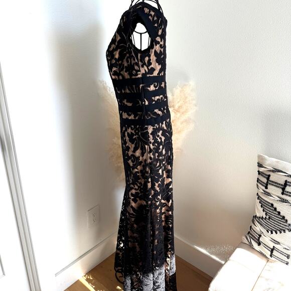 Tadashi Shoji Textured Black Lace Mermaid Gown- Nude Lining 4 Petite- Formal - Picture 5 of 11